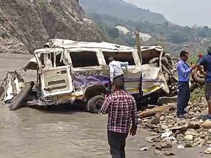 Mini bus falls 660 feet in Alaknanda; 14 dead in Rudraprayag accident, inquiry ordered | अलकनंदामध्ये मिनी बस ६६० फूट खाली कोसळली; रुद्रप्रयाग दुर्घटनेत १४ जणांचा मृत्यू, चौकशीचे आदेश Mini bus falls 660 feet in Alaknanda; 14 dead in Rudraprayag accident, inquiry ordered | अलकनंदामध्ये मिनी बस ६६० फूट खाली कोसळली; रुद्रप्रयाग दुर्घटनेत १४ जणांचा मृत्यू, चौकशीचे आदेश