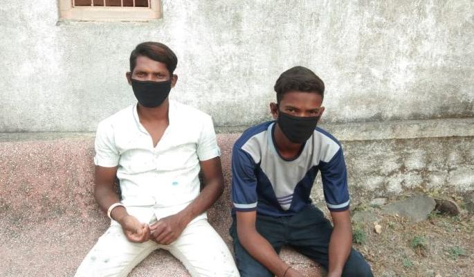 Villagers in Yavatmal district stops two youths who have crossed 700 km | ७०० किमी पायपीट करून आलेल्या तरुणांना यवतमाळ जिल्ह्यात गावबंदी Villagers in Yavatmal district stops two youths who have crossed 700 km | ७०० किमी पायपीट करून आलेल्या तरुणांना यवतमाळ जिल्ह्यात गावबंदी
