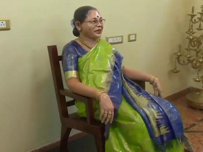 Tamil nadu man establish statue of his wife in home after her death | १ नंबर जोडपं! आजारपणात पत्नीनं साथ सोडली; पतीनं बनवला तिचा हुबेहूब पुतळा  Tamil nadu man establish statue of his wife in home after her death | १ नंबर जोडपं! आजारपणात पत्नीनं साथ सोडली; पतीनं बनवला तिचा हुबेहूब पुतळा