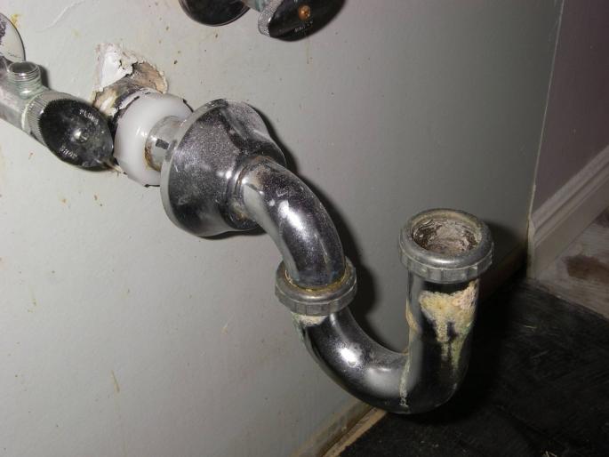 Viral News : A plumber in britain took massive amount of money and the bill is going viral | Viral : बापरे! किचनचा तुटलेला पाईप जोडण्यासाठी प्लंबरनं मागितले ४ लाख; व्हायरल होतोय पावतीचा फोटो Viral News : A plumber in britain took massive amount of money and the bill is going viral | Viral : बापरे! किचनचा तुटलेला पाईप जोडण्यासाठी प्लंबरनं मागितले ४ लाख; व्हायरल होतोय पावतीचा फोटो