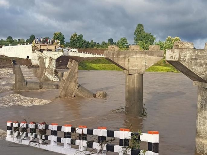 Bridge collapse in madhya pradesh before inauguration | बापरे! एका क्षणात पडला कोट्यावधी रुपये खर्च करून उभारलेला पूल; पाहा थरारक फोटो Bridge collapse in madhya pradesh before inauguration | बापरे! एका क्षणात पडला कोट्यावधी रुपये खर्च करून उभारलेला पूल; पाहा थरारक फोटो