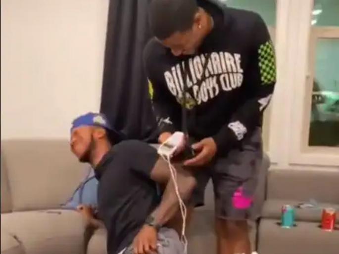 Period cramp : Men try a period cramp simulator see reaction in viral video | Period cramp : पुरूषांनीही अनुभवल्या मासिक पाळीतल्या वेदना; अक्षरशः किंचाळताना दिसले, पाहा VIDEO Period cramp : Men try a period cramp simulator see reaction in viral video | Period cramp : पुरूषांनीही अनुभवल्या मासिक पाळीतल्या वेदना; अक्षरशः किंचाळताना दिसले, पाहा VIDEO