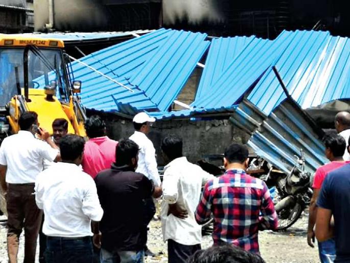 Khak Jadhav cuts the market; The citizens had the demand | खाक जाधव मार्केट पाडून टाकले; नागरिकांची होती मागणी Khak Jadhav cuts the market; The citizens had the demand | खाक जाधव मार्केट पाडून टाकले; नागरिकांची होती मागणी