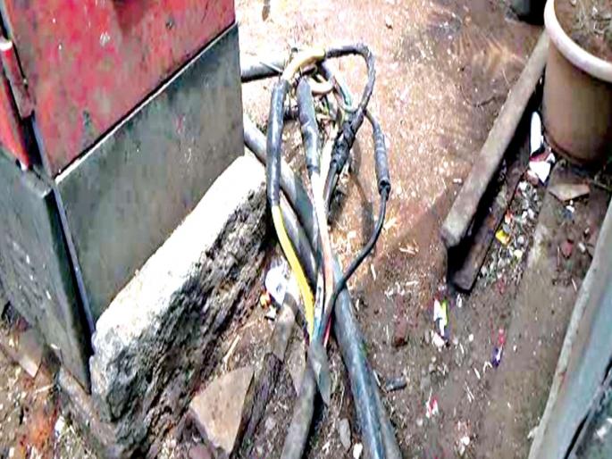 Burning power pillars in Vasai; Who is the responsibility? That's not the case | वसईतील विजेचे खांब जीवघेणे; जबाबदारी कुणाची? हेच निश्चित नाही Burning power pillars in Vasai; Who is the responsibility? That's not the case | वसईतील विजेचे खांब जीवघेणे; जबाबदारी कुणाची? हेच निश्चित नाही