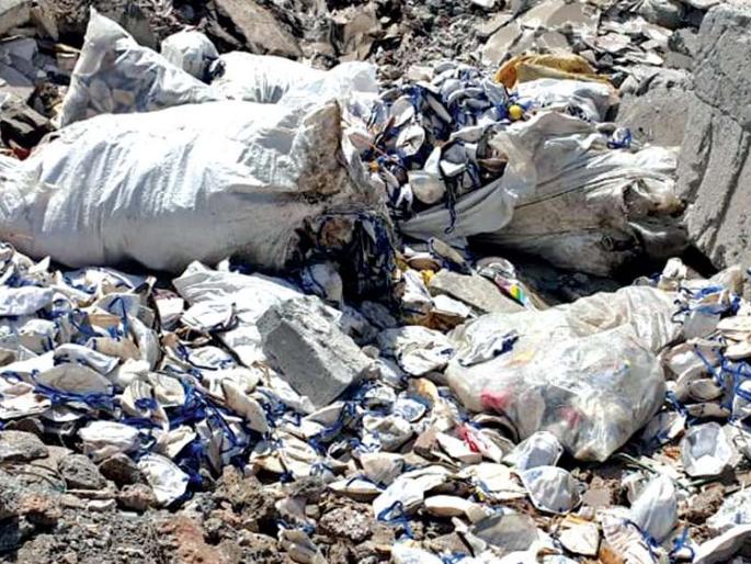 Corona Virus: Used mask reserves found in trash; Police, health system action pnm | Corona Virus: वापरलेल्या मास्कचा साठा सापडला कचराकुंडीत; पोलीस, आरोग्य यंत्रणेची कारवाई Corona Virus: Used mask reserves found in trash; Police, health system action pnm | Corona Virus: वापरलेल्या मास्कचा साठा सापडला कचराकुंडीत; पोलीस, आरोग्य यंत्रणेची कारवाई