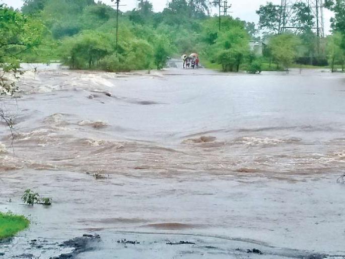 Fifth flood in eastern region of Vasai; Tanas crossed the danger level | वसई पूर्व भागात पाचव्यांदा पूरस्थिती; तानसाने धोक्याची पातळी ओलांडली Fifth flood in eastern region of Vasai; Tanas crossed the danger level | वसई पूर्व भागात पाचव्यांदा पूरस्थिती; तानसाने धोक्याची पातळी ओलांडली
