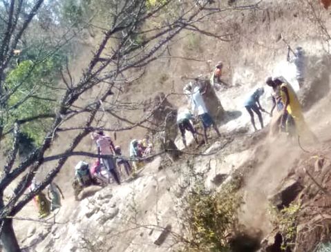 The road eventually got to the weed; The demands of the villagers are met | अखेर खरपडपाड्याला मिळाला रस्ता; ग्रामस्थांची मागणी पूर्ण The road eventually got to the weed; The demands of the villagers are met | अखेर खरपडपाड्याला मिळाला रस्ता; ग्रामस्थांची मागणी पूर्ण