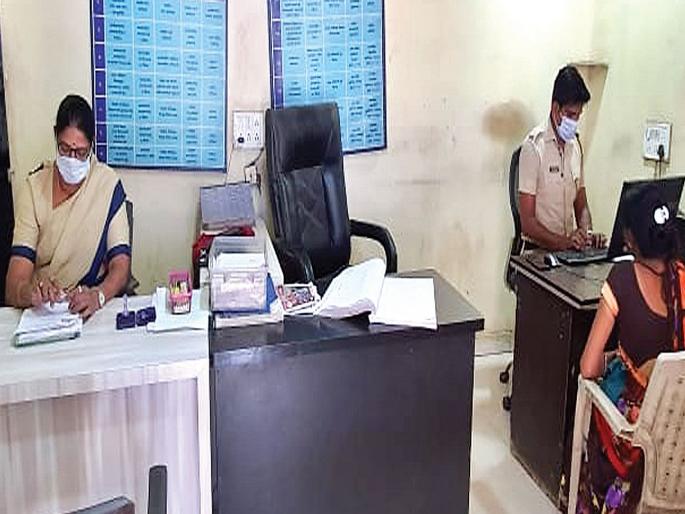 Corona Virus: Mask the police face to prevent 'Corona' | Corona Virus: ‘कोरोना’पासून बचावासाठी पोलिसांच्या तोंडाला मास्क Corona Virus: Mask the police face to prevent 'Corona' | Corona Virus: ‘कोरोना’पासून बचावासाठी पोलिसांच्या तोंडाला मास्क