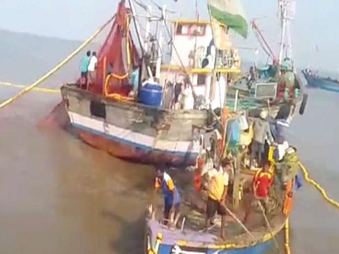 Fishermen are sitting on fishermen's beds; Fisherman in financial crisis | मच्छीमारांना बसत आहेत मत्स्य दुर्भिक्षाचे चटके; कोळीबांधव आर्थिक संकटात Fishermen are sitting on fishermen's beds; Fisherman in financial crisis | मच्छीमारांना बसत आहेत मत्स्य दुर्भिक्षाचे चटके; कोळीबांधव आर्थिक संकटात