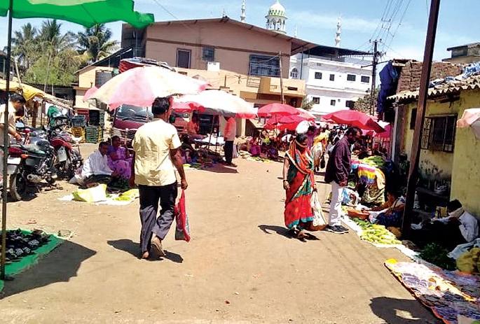 Corona Virus: Fear of 'Corona' freezes the market this week; Lessons rotated by customers | Corona Virus: ‘कोरोना’च्या भीतीने आठवडा बाजार थंडावला; ग्राहकांनी फिरवली पाठ Corona Virus: Fear of 'Corona' freezes the market this week; Lessons rotated by customers | Corona Virus: ‘कोरोना’च्या भीतीने आठवडा बाजार थंडावला; ग्राहकांनी फिरवली पाठ