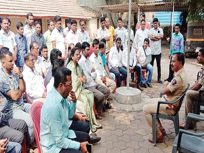 Villagers - Police meeting to break the glass of vehicles | गाड्यांच्या काचा फोडल्याप्रकरणी गावकरी - पोलिसांची बैठक