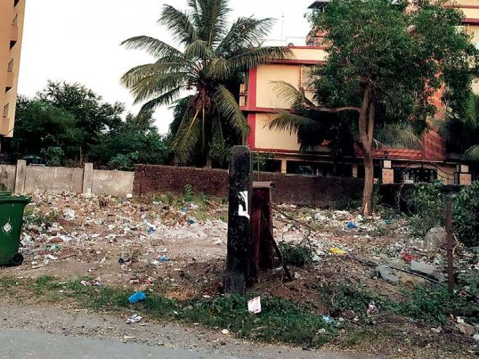 Wharf to change reservation? Who is working on the municipal plot? | आरक्षण बदलण्याचा घाट? पालिकेच्या प्लॉटवर सुरू असलेले काम कुणाचे?