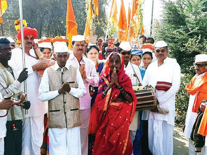 Dindya on his way to Trimbakeshwar for the journey of Nivartinath; Welcome to the excitement of the place | निवृत्तीनाथांच्या यात्रेसाठी त्र्यंबकेश्वरकडे निघाल्या दिंड्या; ठिकठिकाणी उत्साहात स्वागत Dindya on his way to Trimbakeshwar for the journey of Nivartinath; Welcome to the excitement of the place | निवृत्तीनाथांच्या यात्रेसाठी त्र्यंबकेश्वरकडे निघाल्या दिंड्या; ठिकठिकाणी उत्साहात स्वागत
