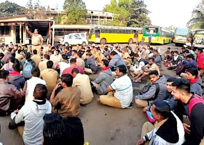 Transport workers recovered weapons of collapse; No salary from year to year | परिवहन कर्मचाऱ्यांनी उगारले संपाचे हत्यार; वर्षभरापासून पगार नाही