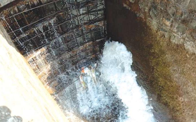 Pali dams collapse on Pinjal river; Regardless of the irrigation department | पिंजाळ नदीवरील पाली बंधाऱ्याला गळतीचा फटका; पाटबंधारे विभागाचे दुर्लक्ष Pali dams collapse on Pinjal river; Regardless of the irrigation department | पिंजाळ नदीवरील पाली बंधाऱ्याला गळतीचा फटका; पाटबंधारे विभागाचे दुर्लक्ष