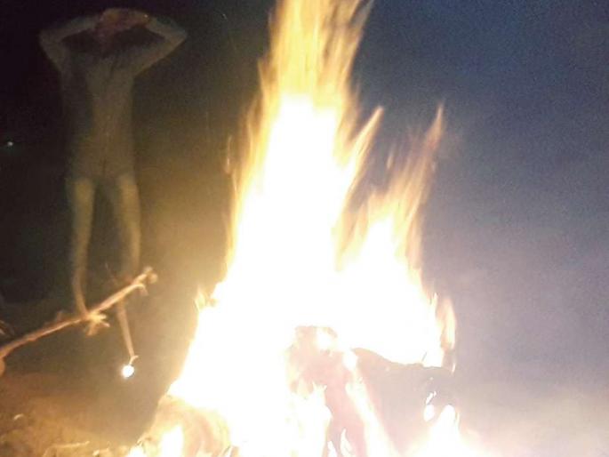Fireplaces are being set on fire; Frostbite | जागोजागी पेटवल्या जात आहेत शेकोट्या; थंडीचा कडाका Fireplaces are being set on fire; Frostbite | जागोजागी पेटवल्या जात आहेत शेकोट्या; थंडीचा कडाका