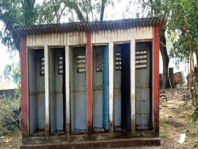 Inquire into the degrading work at Tilleswar; Toilet Repairs | तिळसेश्वर येथील निकृष्ट कामाची चौकशी करा; शौचालयाची दुरवस्था Inquire into the degrading work at Tilleswar; Toilet Repairs | तिळसेश्वर येथील निकृष्ट कामाची चौकशी करा; शौचालयाची दुरवस्था