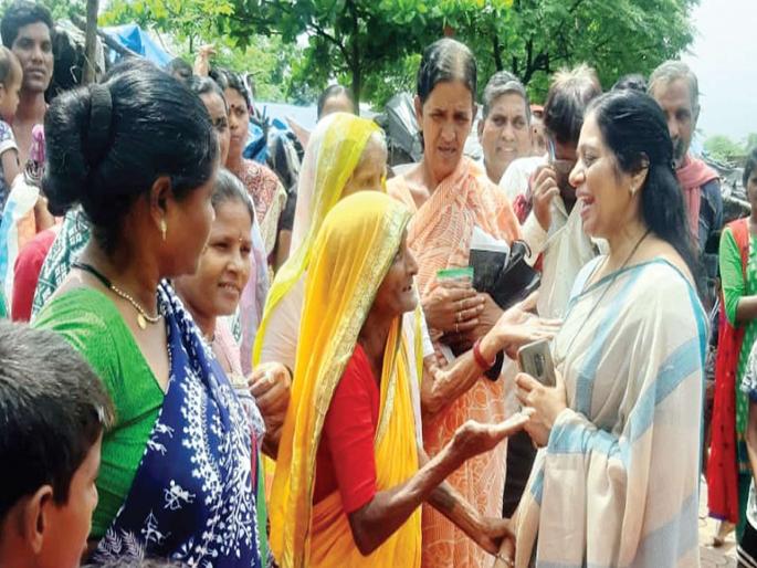 After 15 years houses of residents of Bandarwadi; | १५ वर्षांनंतर बंदरवाडीच्या रहिवाशांना घरे; चाव्या हातात आल्यावर अश्रू तरळले