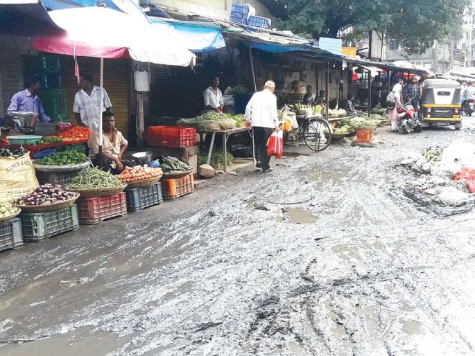 The mud has to be tilted | चिखल तुडवतच करावी लागते भाजीखरेदी; भिवंडीतील वास्तव