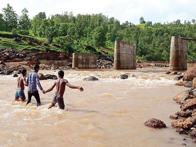 The tribal people of Himbatpad are in danger and they are in danger | हिंबटपाड्यातील आदिवासींची जीव धोक्यात घालून पायपीट The tribal people of Himbatpad are in danger and they are in danger | हिंबटपाड्यातील आदिवासींची जीव धोक्यात घालून पायपीट