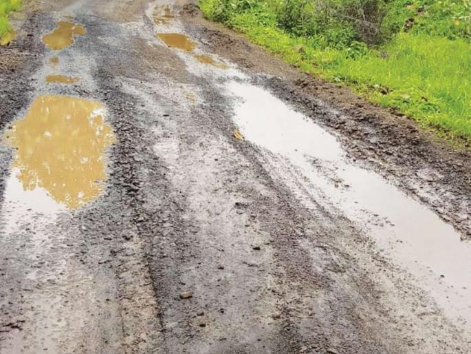 Two months in the road pits | दोन महिन्यात रस्ता खड्ड्यात; शासनाचे दहा लाख पाण्यात Two months in the road pits | दोन महिन्यात रस्ता खड्ड्यात; शासनाचे दहा लाख पाण्यात