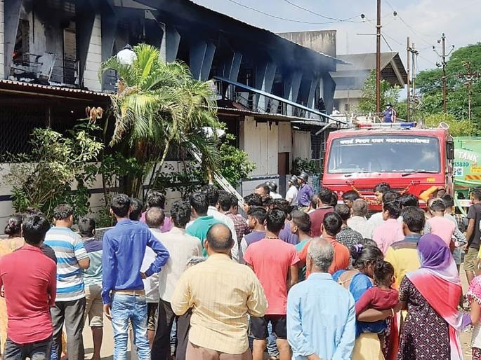 Fiery fire to a company making bedsheets in Vasai; Millions of rupees have been settled | वसईतील बेडशीट बनवणारी कंपनीला भीषण आग; लाखो रुपयांचा मुद्देमाल झाला खाक Fiery fire to a company making bedsheets in Vasai; Millions of rupees have been settled | वसईतील बेडशीट बनवणारी कंपनीला भीषण आग; लाखो रुपयांचा मुद्देमाल झाला खाक