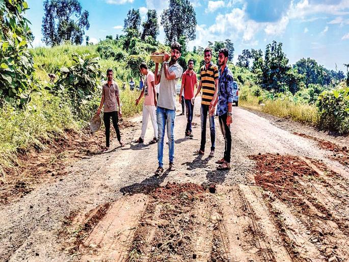 Celebrate Diwali celebrated with pits; Honorable activities of the youth of Deoli village | खड्डे बुजवून केली दिवाळी साजरी; देवळी गावातील तरुणांचा स्तुत्य उपक्रम Celebrate Diwali celebrated with pits; Honorable activities of the youth of Deoli village | खड्डे बुजवून केली दिवाळी साजरी; देवळी गावातील तरुणांचा स्तुत्य उपक्रम