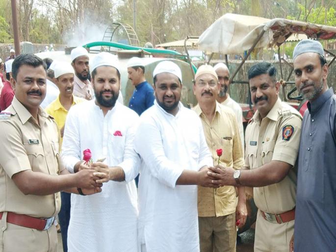Ramadan Id celebrates with great enthusiasm in Jawhar | जव्हारमध्ये रमजान ईद अत्यंत उत्साहात साजरी