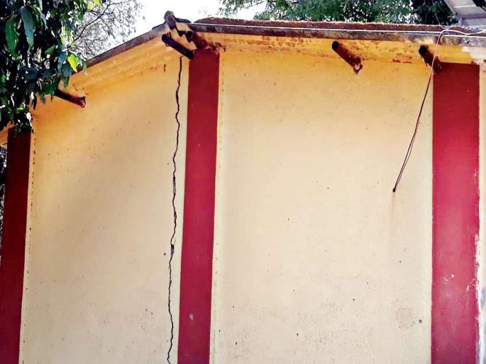 52 earthquakes hit earthquake; Tribal life | भूकंपाने ५२ अंगणवाड्यांना तडे; आदिवासी बालकांचा जीव टांगणीला 52 earthquakes hit earthquake; Tribal life | भूकंपाने ५२ अंगणवाड्यांना तडे; आदिवासी बालकांचा जीव टांगणीला