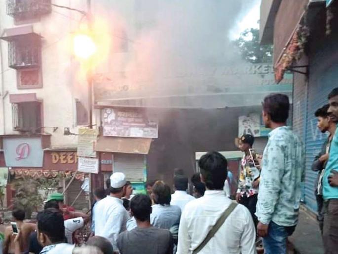 Cavet | जाधव मार्केटला आग लावणारा सीसीटीव्हीत Cavet | जाधव मार्केटला आग लावणारा सीसीटीव्हीत