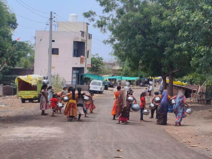 severe water shortage in tribal village vasali wandering of women for a sip of water in buldhana | आदिवासी ग्राम वसाली येथे भीषण पाणीटंचाई; घोटभर पाण्यासाठी महिलांची भटकंती  severe water shortage in tribal village vasali wandering of women for a sip of water in buldhana | आदिवासी ग्राम वसाली येथे भीषण पाणीटंचाई; घोटभर पाण्यासाठी महिलांची भटकंती