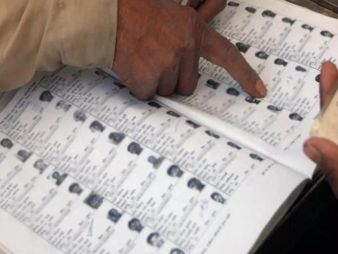 finding polling stations in mumbai suburbs will now easier to avoid over crowd voters will be given colored ballot papers | आता गर्दीची चिंता नको, मतदान केंद्र शोधा बिनधास्त finding polling stations in mumbai suburbs will now easier to avoid over crowd voters will be given colored ballot papers | आता गर्दीची चिंता नको, मतदान केंद्र शोधा बिनधास्त