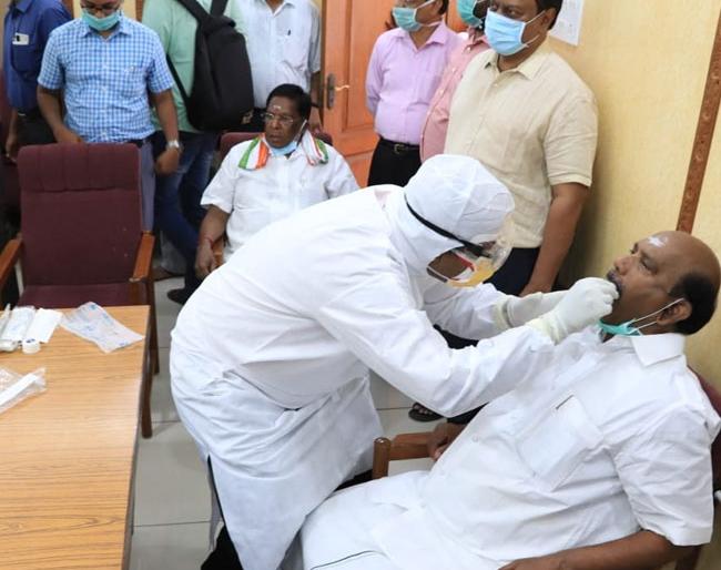 Coronavirus test of CM V Narayansamy, Ministers, MP and MLAs was done at Puducherry rkp | Coronavirus: 'हे' राज्य ठरलं देशातील पहिलं, जिथं मुख्यमंत्र्यांसोबत सर्व मंत्र्यांची केली 'कोरोना टेस्ट'! Coronavirus test of CM V Narayansamy, Ministers, MP and MLAs was done at Puducherry rkp | Coronavirus: 'हे' राज्य ठरलं देशातील पहिलं, जिथं मुख्यमंत्र्यांसोबत सर्व मंत्र्यांची केली 'कोरोना टेस्ट'!