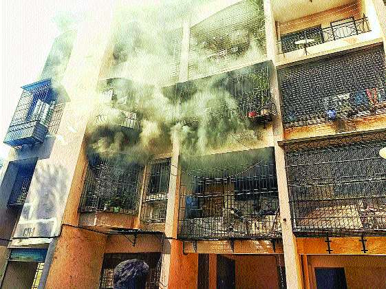 Home fire due to short circuit | शॉर्टसर्किटमुळे घराला आग Home fire due to short circuit | शॉर्टसर्किटमुळे घराला आग