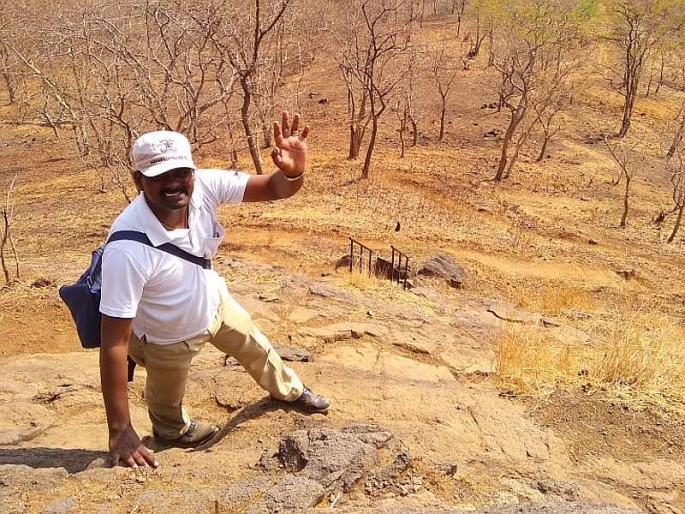 Raigad's 'Newton', while calling the polling staff, 'Work for Voters' election during mawal constituency | रायगडचे 'न्यूटन', मतदान केंद्रावरील कर्मचारी म्हणतायंत 'मतदारांसाठी कायपण' Raigad's 'Newton', while calling the polling staff, 'Work for Voters' election during mawal constituency | रायगडचे 'न्यूटन', मतदान केंद्रावरील कर्मचारी म्हणतायंत 'मतदारांसाठी कायपण'