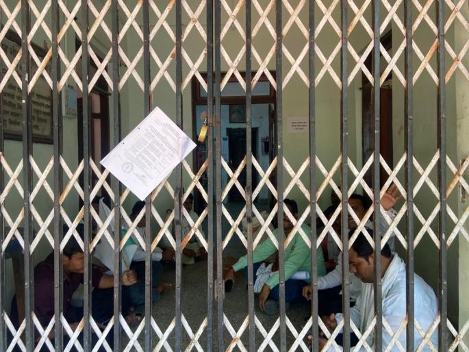 Gram purchase of 'NAFED' stopped; The Swabhimani Shektar Sangathan (Swabhimani Shektar Sangathan) condemned the officials | 'नाफेड'ची हरभरा खरेदी बंद; स्वाभिमानी शेतकरी संघटनेने अधिकाऱ्यांना कोंडले Gram purchase of 'NAFED' stopped; The Swabhimani Shektar Sangathan (Swabhimani Shektar Sangathan) condemned the officials | 'नाफेड'ची हरभरा खरेदी बंद; स्वाभिमानी शेतकरी संघटनेने अधिकाऱ्यांना कोंडले