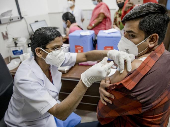 America company Pfizer and BioNTech made vaccine to fight omicron | आशेचा किरण! ओमायक्रॉन विरोधात नव्या लसीच्या चाचणीला सुरुवात; 'फायझर-बायोटेक'नं लावला शोध America company Pfizer and BioNTech made vaccine to fight omicron | आशेचा किरण! ओमायक्रॉन विरोधात नव्या लसीच्या चाचणीला सुरुवात; 'फायझर-बायोटेक'नं लावला शोध