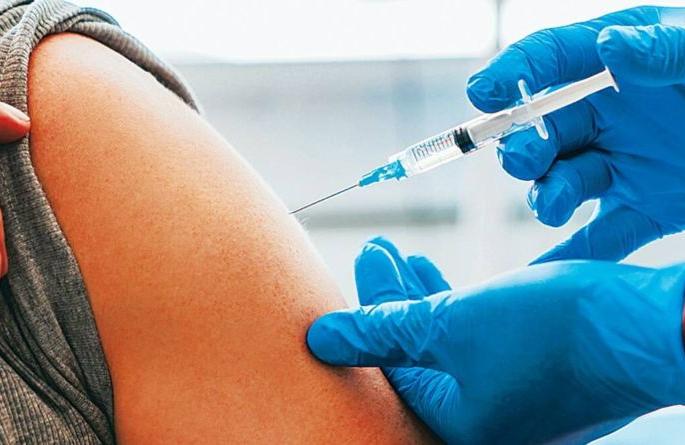 Vaccination crisis in Nagpur due to shortage | नागपुरात तुटवड्यामुळे लसीकरण संकटात