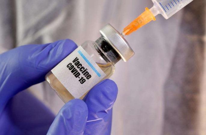 Concerns among health workers about taking the corona vaccine | कोरोना लस घेण्याबाबत आरोग्य कर्मचाऱ्यांमध्ये धाकधूक Concerns among health workers about taking the corona vaccine | कोरोना लस घेण्याबाबत आरोग्य कर्मचाऱ्यांमध्ये धाकधूक