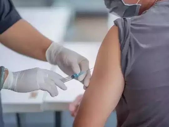 corona vaccine, Center governments plan to reach 100 crore vaccinations, special focus on upcoming election states | 100 कोटी लसीकरणाचा आकडा गाठण्याची केंद्राची योजना, निवडणूक होणाऱ्या राज्यांवर विशेष लक्ष corona vaccine, Center governments plan to reach 100 crore vaccinations, special focus on upcoming election states | 100 कोटी लसीकरणाचा आकडा गाठण्याची केंद्राची योजना, निवडणूक होणाऱ्या राज्यांवर विशेष लक्ष