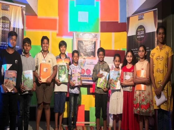 Readers of Thane reader filled with 'school reader kattey', poems and lessons presented | ठाण्यातील वाचक कट्ट्यावर भरली 'शाळा वाचक कट्ट्याची', कविता व धड्यांचे सादर झाले अभिवाचन Readers of Thane reader filled with 'school reader kattey', poems and lessons presented | ठाण्यातील वाचक कट्ट्यावर भरली 'शाळा वाचक कट्ट्याची', कविता व धड्यांचे सादर झाले अभिवाचन
