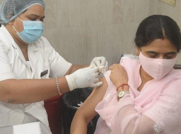 Slow pace of covid vaccination in Varhad region | वऱ्हाडात कोविड लसीकरणाची संथ गती! Slow pace of covid vaccination in Varhad region | वऱ्हाडात कोविड लसीकरणाची संथ गती!
