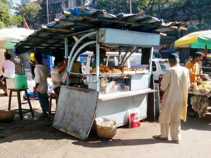 in mumbai action taken by municipality against street food vendors about 3 thousand 478 gastro patients in last six months | मनपाकडून रस्त्यावर खाद्यपदार्थ विकणाऱ्यांवर कारवाई; ६ महिन्यांत गॅस्ट्रोचे ३४७८ रुग्ण in mumbai action taken by municipality against street food vendors about 3 thousand 478 gastro patients in last six months | मनपाकडून रस्त्यावर खाद्यपदार्थ विकणाऱ्यांवर कारवाई; ६ महिन्यांत गॅस्ट्रोचे ३४७८ रुग्ण