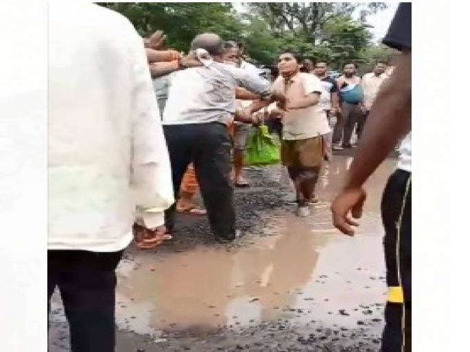 Inhumane beatings of elderly couple; The incident is being protested everywhere | Video : वयोवृद्ध दांपत्यास अमानुष मारहाण; घटनेचा सर्वत्र केला जात आहे निषेध