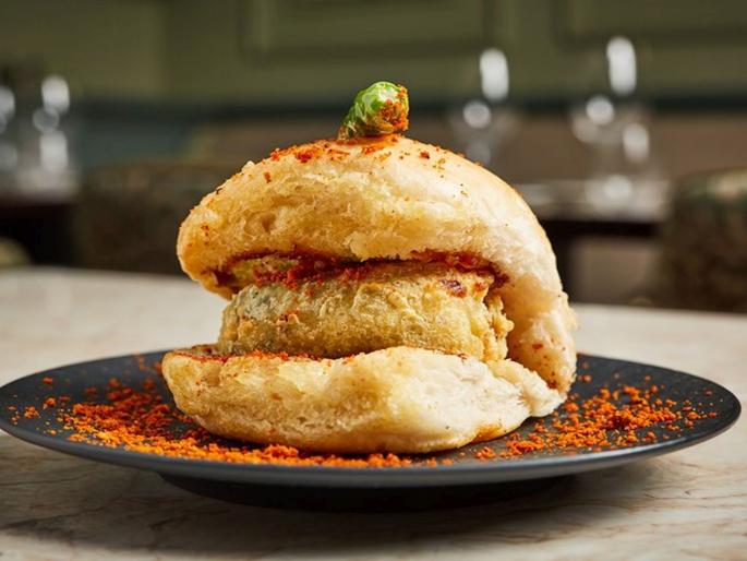 Vadapav price increased due to inflation | वडापावला मिळाली महागाईची फोडणी Vadapav price increased due to inflation | वडापावला मिळाली महागाईची फोडणी