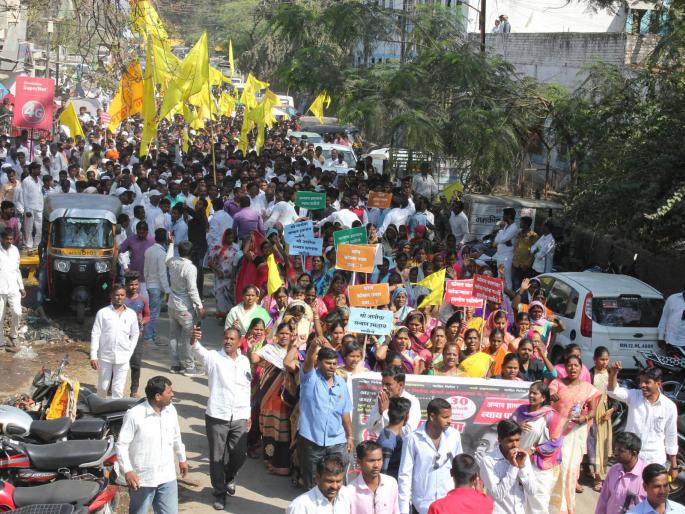 Hanging the minor girls in Temburni; A front for Ahmednagar District Collectorate of the Wadar community | टेंभूर्णी येथील अल्पवयीन मुलीच्या मारेक-यांना फाशी द्या; वडार समाजाचा अहमदनगर जिल्हाधिकारी कार्यालयावर मोर्चा Hanging the minor girls in Temburni; A front for Ahmednagar District Collectorate of the Wadar community | टेंभूर्णी येथील अल्पवयीन मुलीच्या मारेक-यांना फाशी द्या; वडार समाजाचा अहमदनगर जिल्हाधिकारी कार्यालयावर मोर्चा