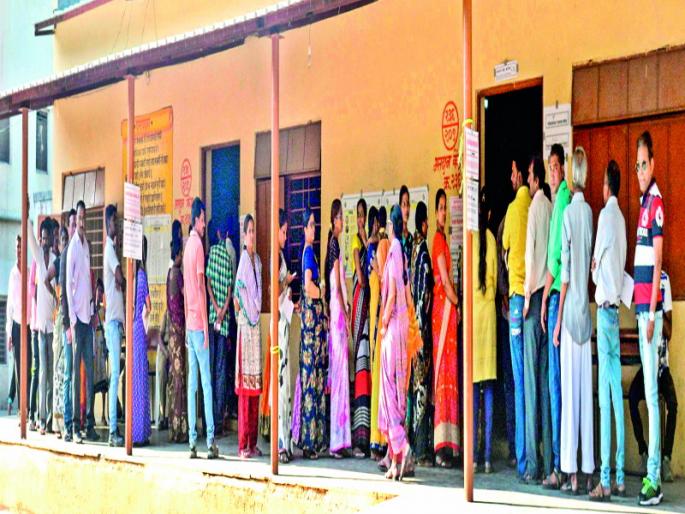 the crowds were at the "polling station In the afternoon, " because ... you will be amazed | भर दुपारी '' या '' मतदान केंद्रावर होती गर्दी कारण.... ऐकून व्हाल चकित