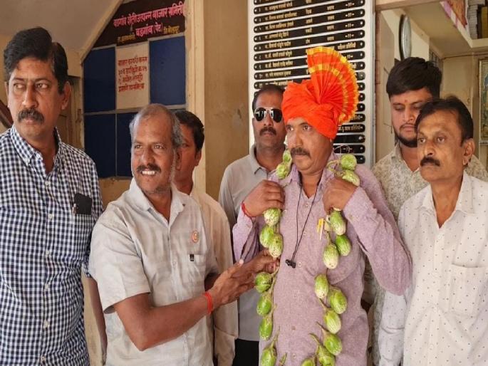 Lower price of brinjal, ironic celebration of Adatya in Kolhapur | वांग्याला नीच्चांकी दर, कोल्हापुरात अडत्याचा केला उपरोधिक सत्कार Lower price of brinjal, ironic celebration of Adatya in Kolhapur | वांग्याला नीच्चांकी दर, कोल्हापुरात अडत्याचा केला उपरोधिक सत्कार