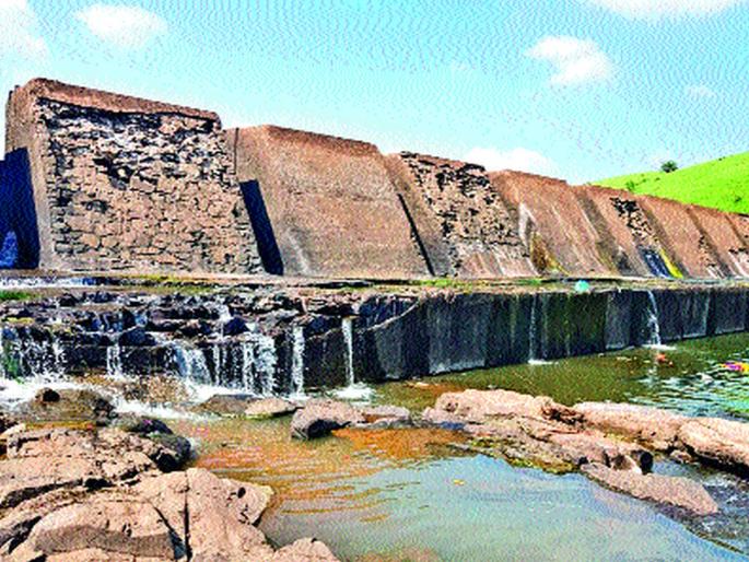 Water supply to the city could be stopped | शहराला पाणीपुरवठा होत असलेला बंधारा निकामी Water supply to the city could be stopped | शहराला पाणीपुरवठा होत असलेला बंधारा निकामी