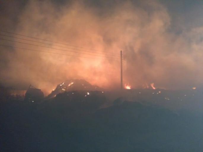 fire broke in factory in Wathar Nimbalkar Villages in Phaltan | वाठार निंबाळकरमध्ये भीषण आग, कोट्यवधींचे नुकसान fire broke in factory in Wathar Nimbalkar Villages in Phaltan | वाठार निंबाळकरमध्ये भीषण आग, कोट्यवधींचे नुकसान
